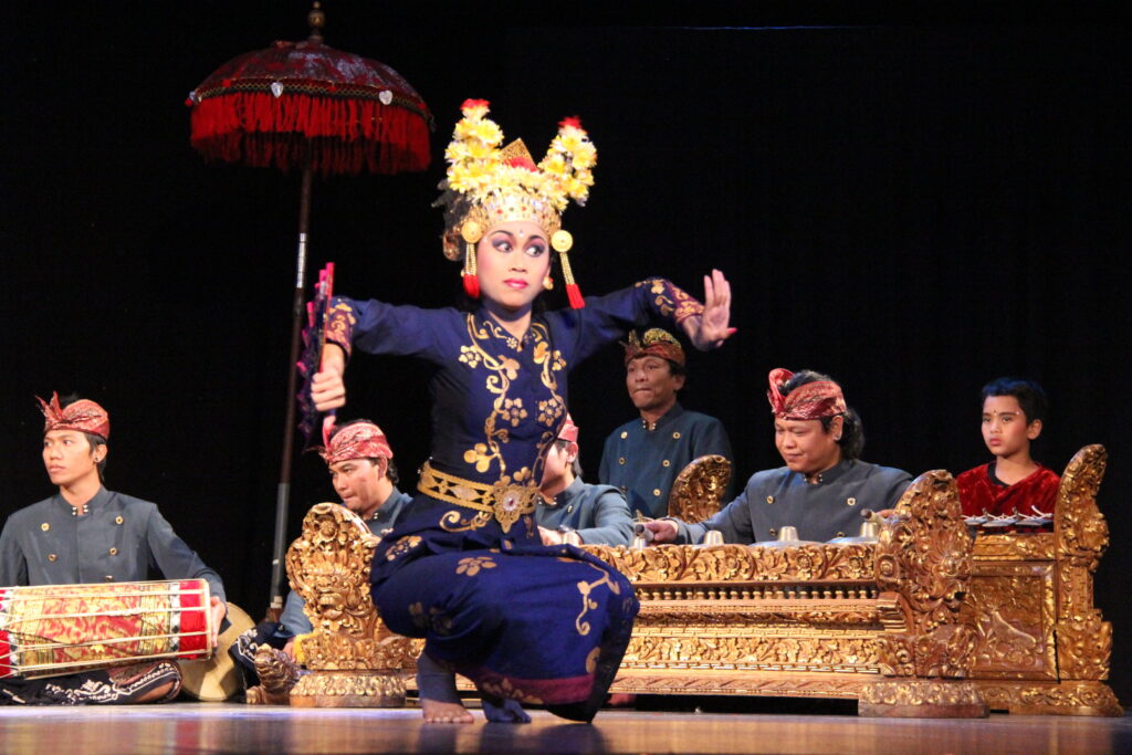 Band Çudamani performs on stage